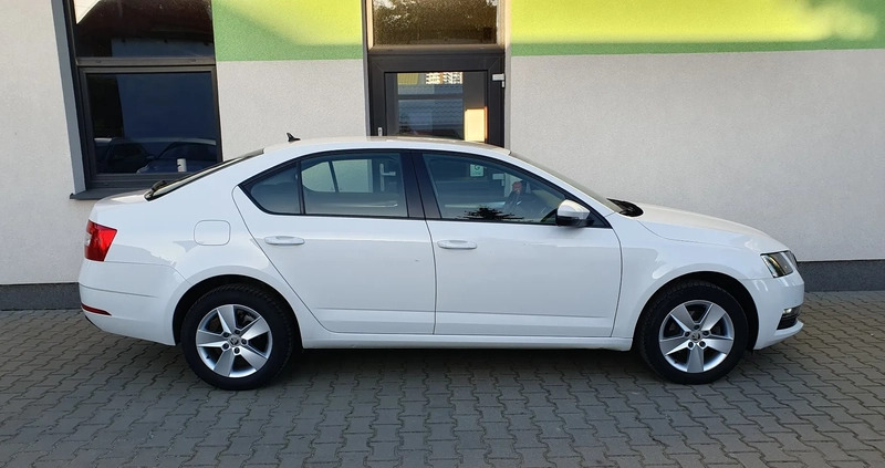 Skoda Octavia cena 40600 przebieg: 168500, rok produkcji 2019 z Biecz małe 277